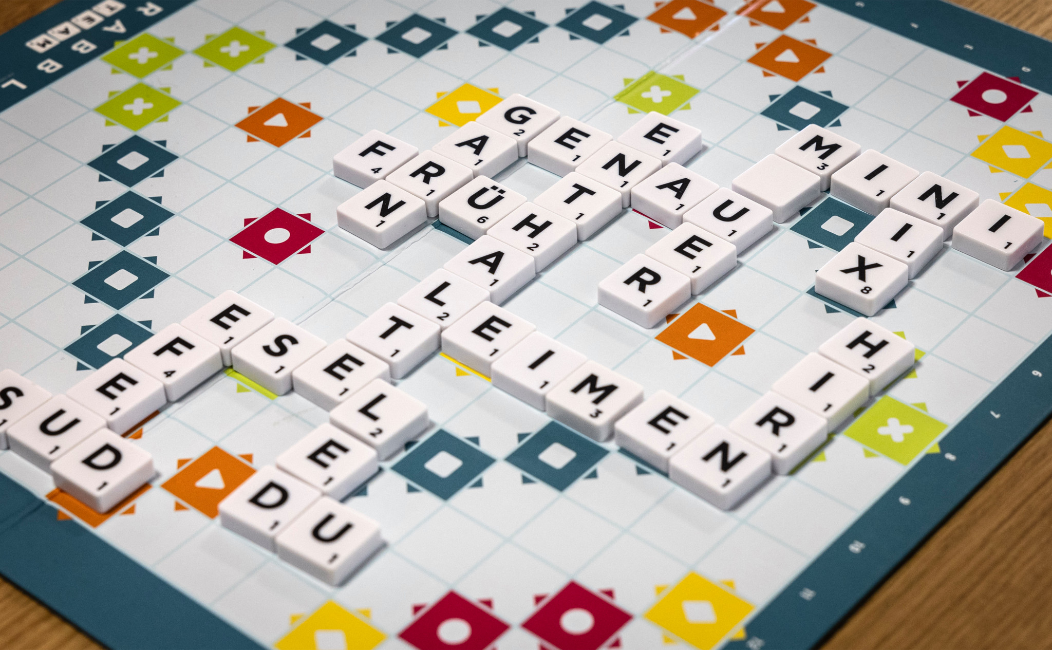 Claudia Salzmann spielt Scrabble für eine Rezension. Foto: Beat Mathys / Tamedia AG. 

