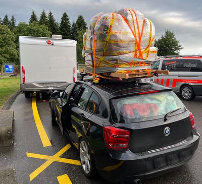 Ses bagages sur le toit dépassaient les gabarits