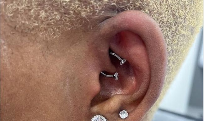 Piercings – etwa das Daithpiercing, das über dem Gehöreingang gestochen wird – sollen Beschwerden wie Migräne oder Stress lindern.