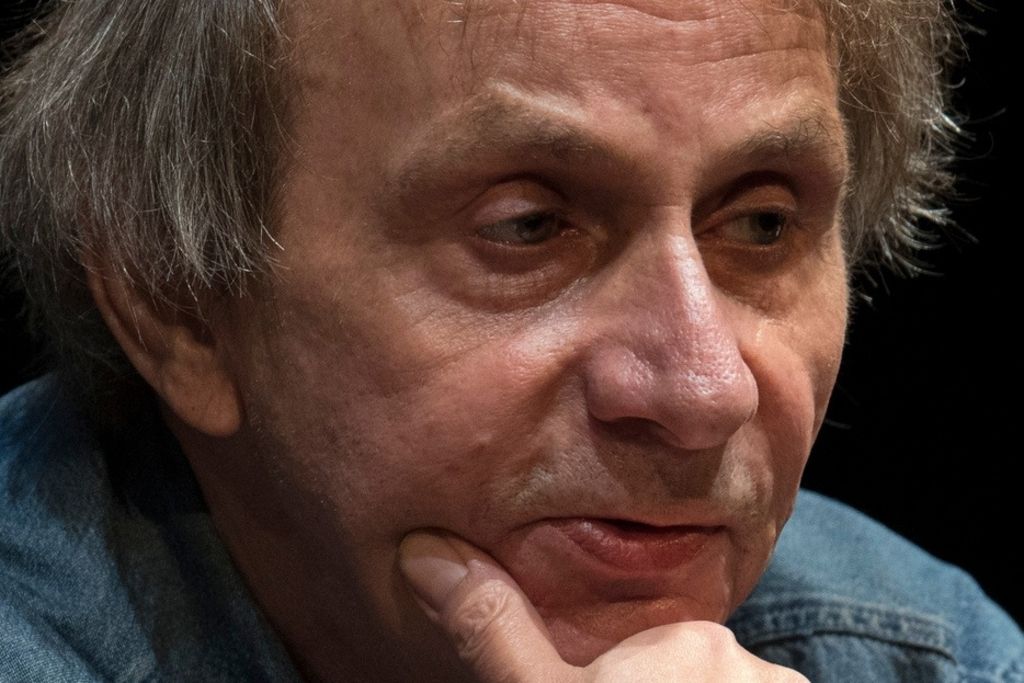 L'avion sent l'essence, Houellebecq fait volte-face