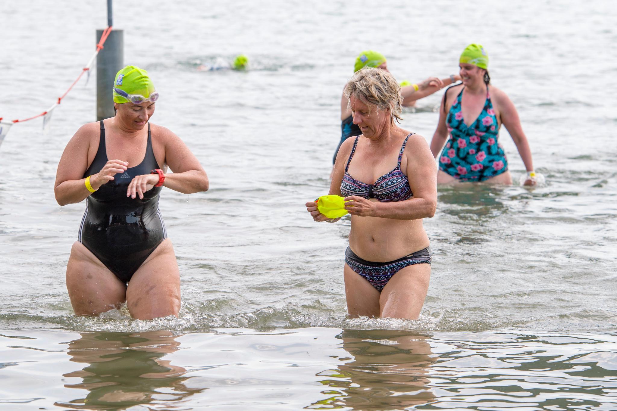 Eva Riegler und Petra Osthues schwimmen, um den Kopf frei zu kriegen.