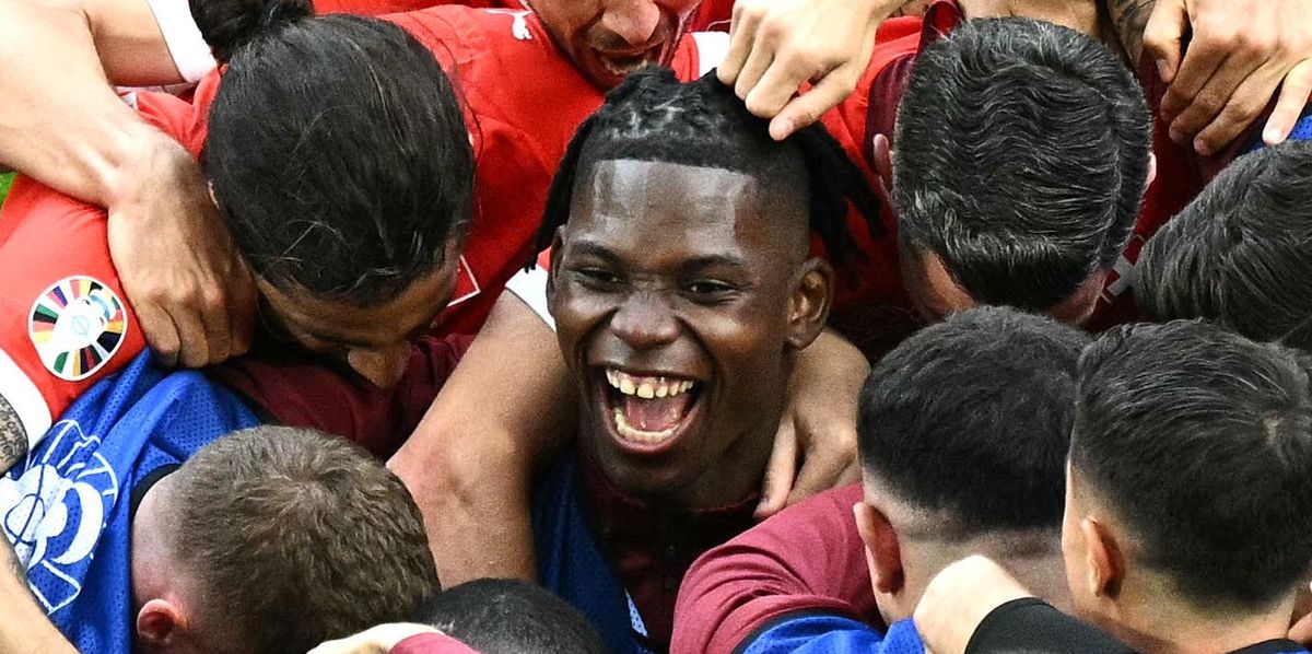 Switzerland's forward #07 Breel Embolo (C) and Switzerland's players celebrate their team's second goal during the UEFA Euro 2024 Group A football match between Hungary and Switzerland at the Cologne Stadium in Cologne on June 15, 2024. (Photo by JAVIER SORIANO / AFP)