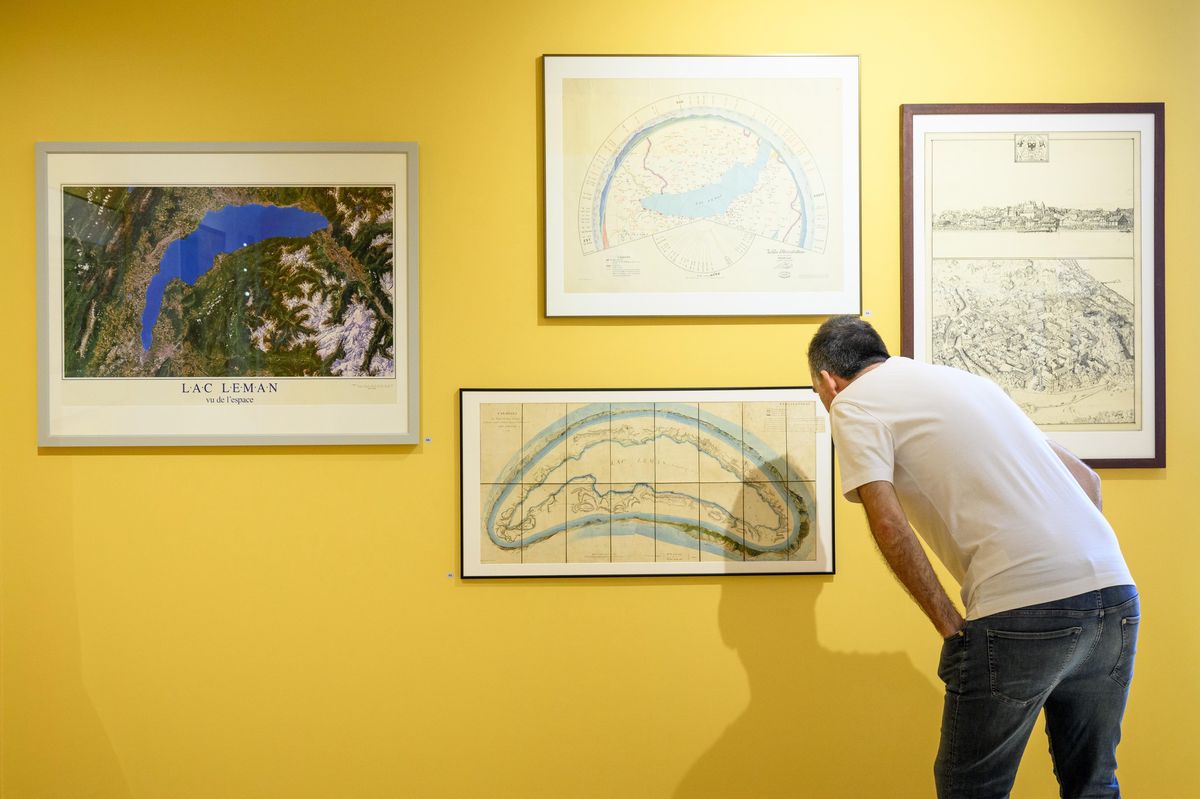 Une personne observe des cartes du Lac Léman lors de l'exposition temporaire 'Ceci n'est pas une carte' au Musée du Léman à Nyon.