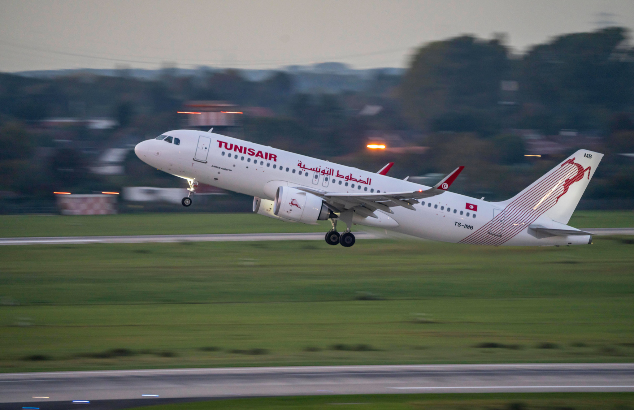 Airbus A320neo de Tunisair décollant de la piste principale de l’aéroport de Düsseldorf. Numéro d’immatriculation TS-IMB.