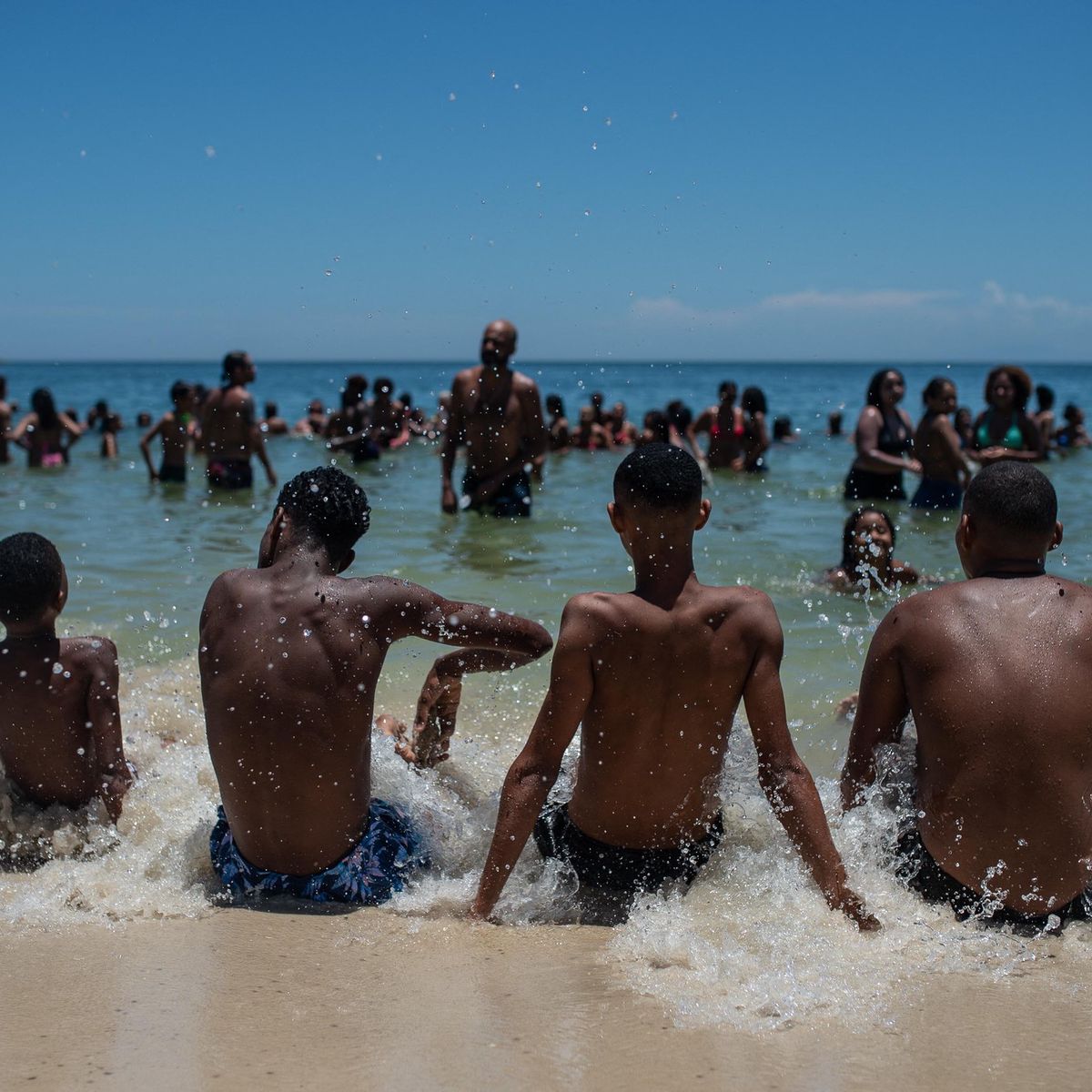 Des personnes profitent de la plage de Barra de Guaratiba lors d’une vague de chaleur à Rio de Janeiro, Brésil, le 19 janvier 2025.