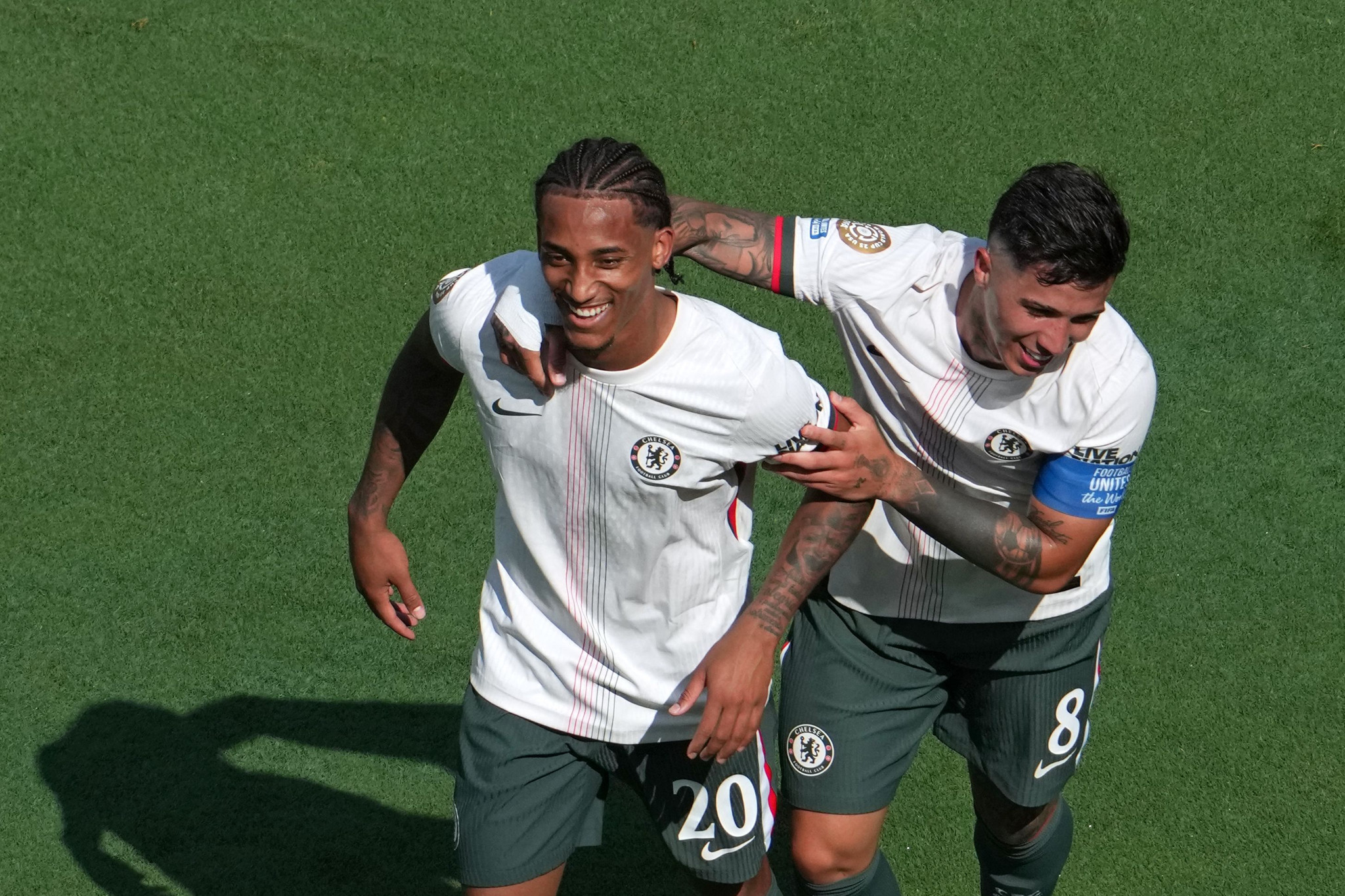 Joao Pedro von Chelsea feiert mit Enzo Fernandez während der FIFA Klub-Weltmeisterschaft 2025 im MetLife-Stadion.