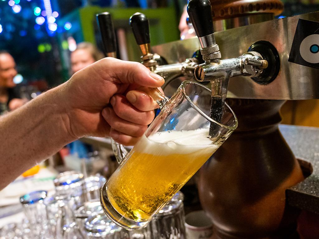 Die Schweizer Brauereien haben momentan  grosse Mühe, die Biertrinker bei der Stange zu halten. 