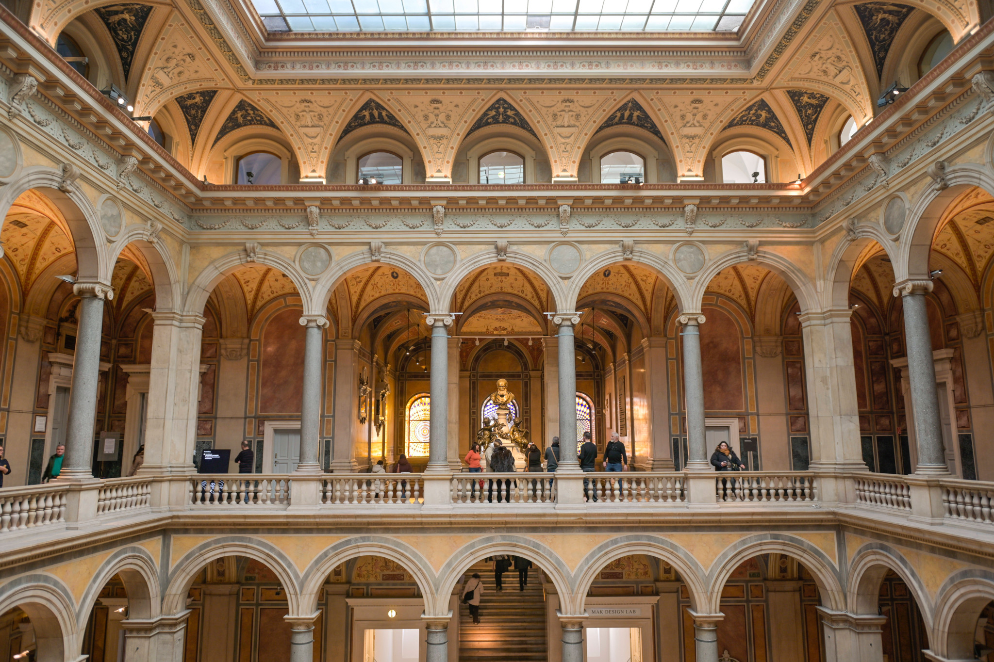 Prachtvolle Haupthalle des MAK – Museum für angewandte Kunst in Wien mit eleganten Säulenbögen, Gewölbedecke und Glasdach am Stubenring.
