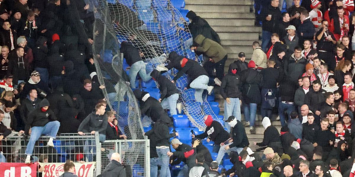 Hat der Sicherheitsdienst den FCB-Ultras die Tür geöffnet?
