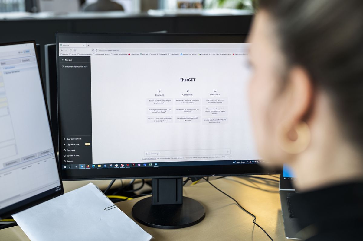 Eine Frau benuetzt ChatGPT mit einem Computer, fotografiert am Donnerstag, 30. Maerz 2023 in Bern. Die kuenstliche Intelligenz ChatGPT wurde entwickelt um Benutzern das Erstellen von natuerlich klingenden Konversationen in Echtzeit in Form eines Chatbots zu ermoeglichen. (KEYSTONE/Christian Beutler)