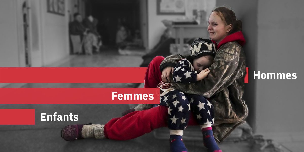 Assise dans le couloir d’un hôpital de Marioupol le 11 mars 2022, Anastasia Erashova, une Ukrainienne, serre un de ses enfants dans ses bras tandis que l’autre a été perdu lors des bombardements aériens.