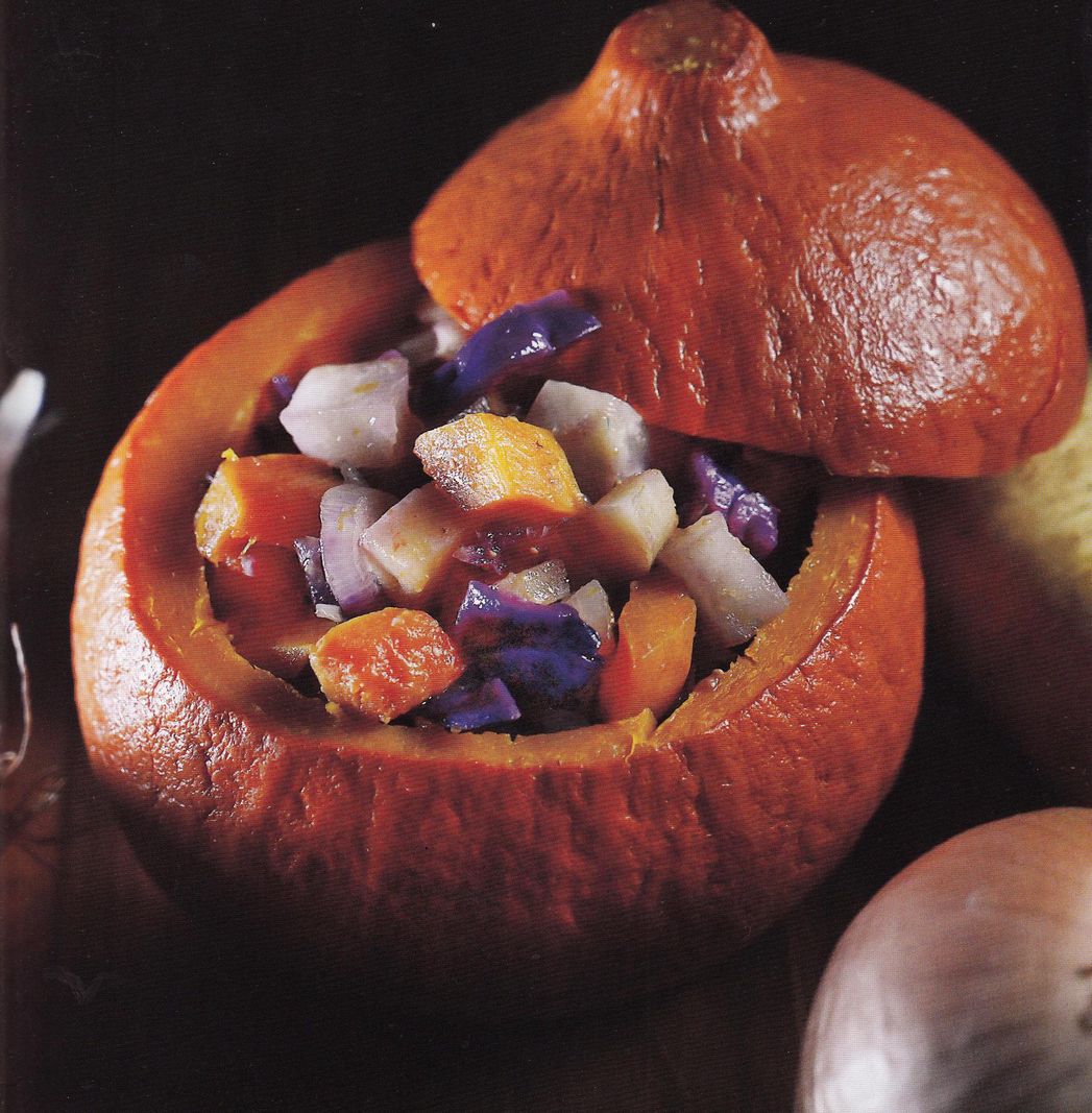 Pour la présentation, Carlo Crisci cuit encore un potimarron entier recouvert d’une feuille d’alu, posé sur un lit de gros sel, environ une heure à 180 degrés. Il le décalotte, le vide et le farcit de sa ratatouille d’automne. Mais c’est facultatif…