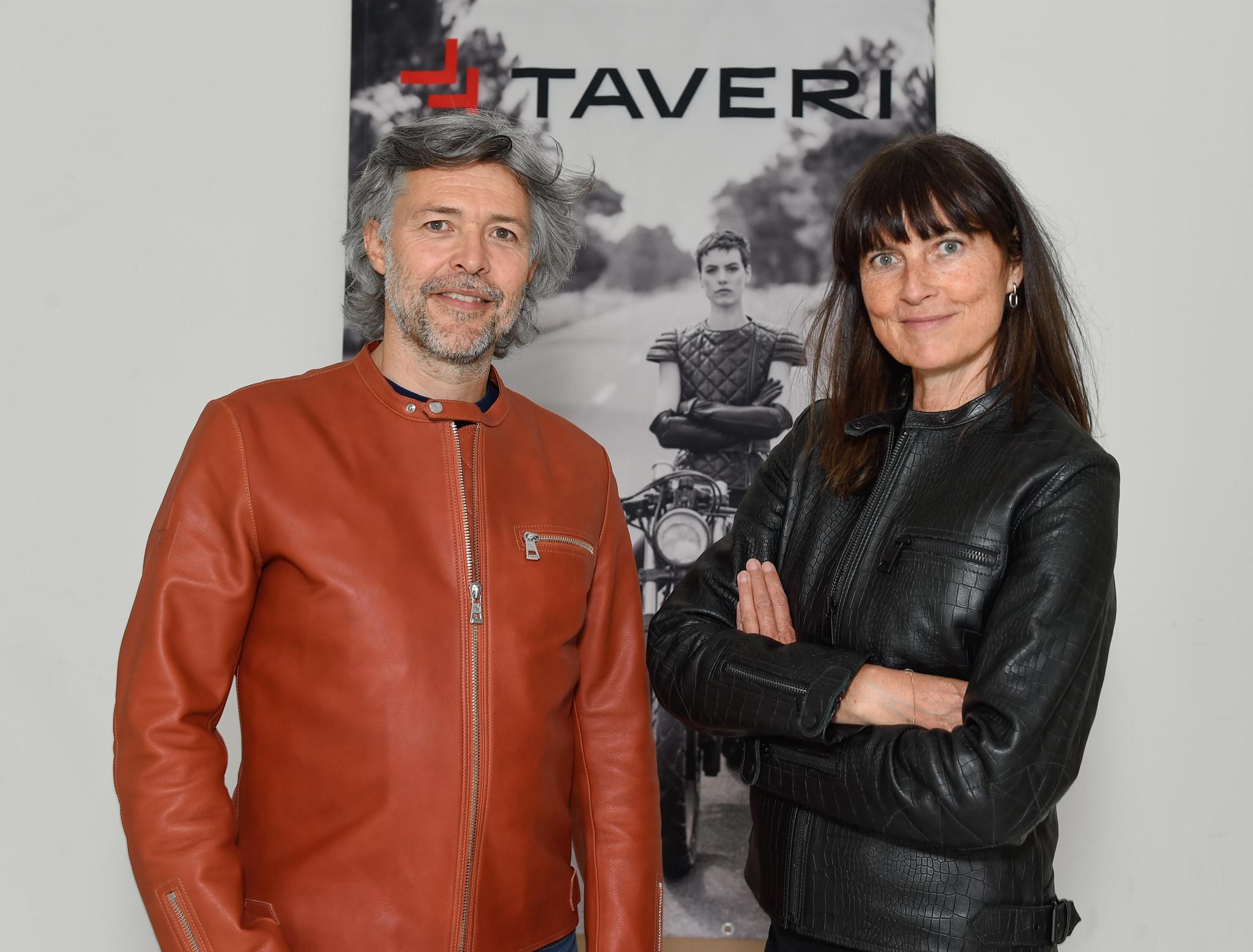 Britta und Eric Pukall mit ihrer "Taverimotto"-Motorradbekleidung in ihrem Haus in Wädenswil. Foto: André Springer