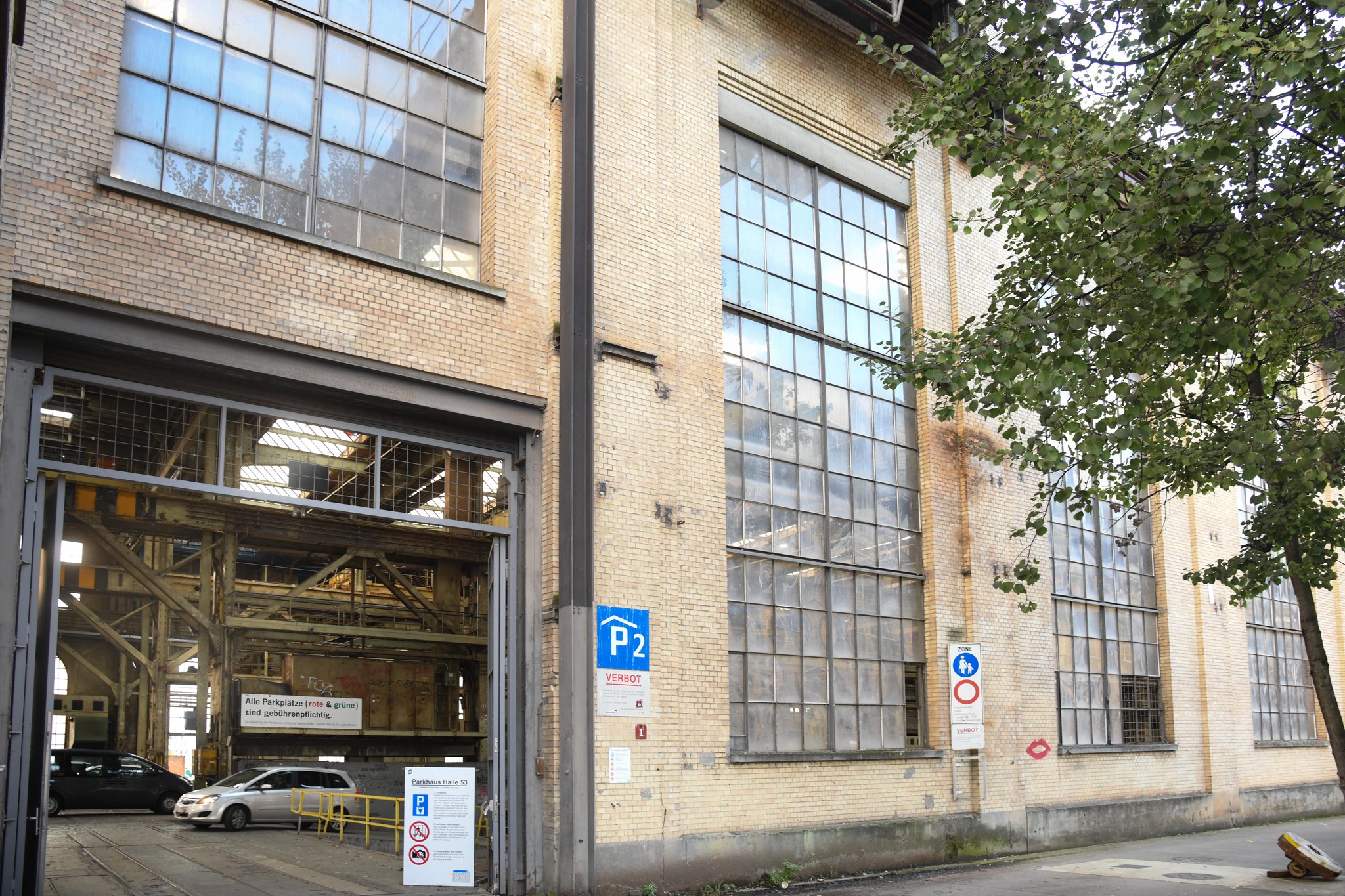 Aussenansicht der Halle 53 in Winterthur, ein grosses Industriegebäude mit verzögertem Bauprojekt, fotografiert von André Springer.