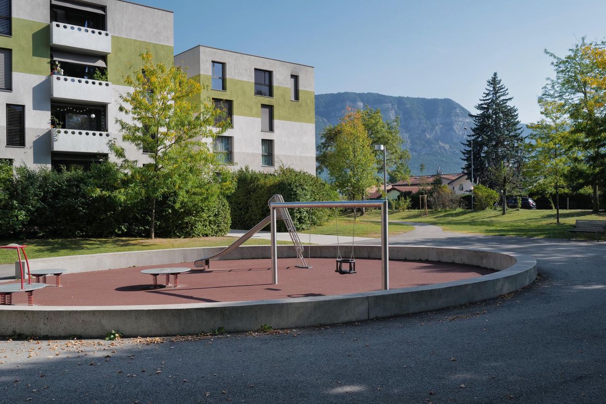 Sur le Plateau de Vessy, l’ensemble Beaux-Champs et, en prolongement, le Salève. Les strates visibles sur la montagne se retrouvent sur façades dont les couleurs sont disposées en larges bandes horizontales.
