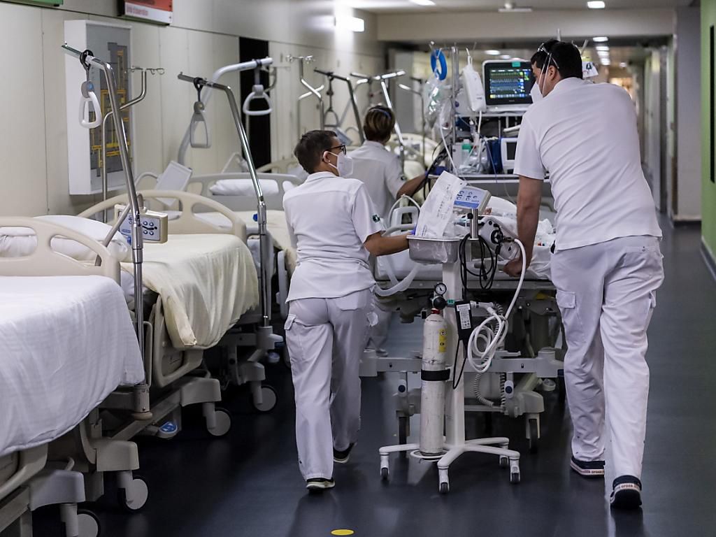 Une équipe médicale déplace un patient Covid dans une unité de soins intensifs au CHUV à Lausanne. Une équipe médicale déplace un patient Covid dans une unité de soins intensifs au CHUV à Lausanne.