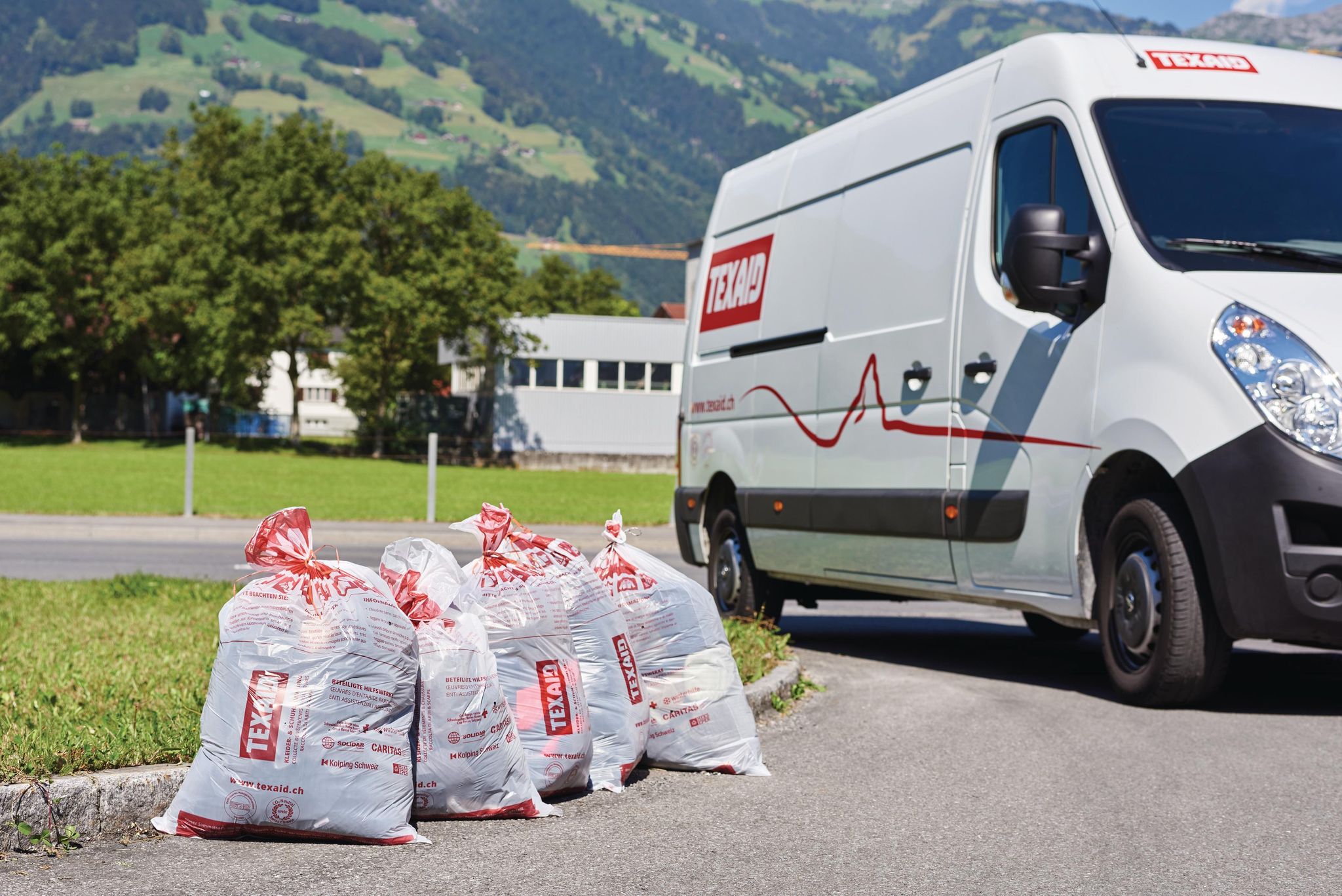 Ein Bild, das der Vergangenheit angehört: Kleidersammlung am Strassenrand.