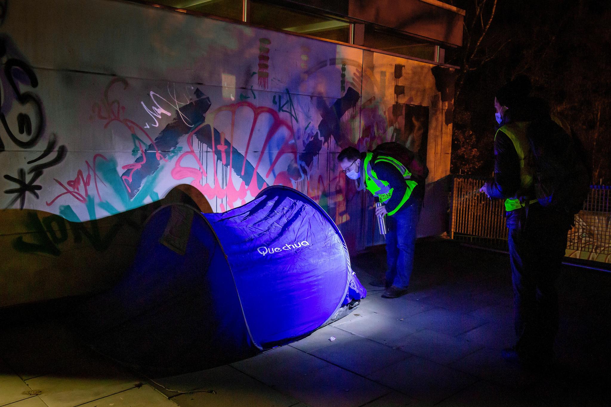 Genève, le 4 février 2021. La tournée nocturne passe par des lieux de survie déjà identifiés, d’autres qui restent à découvrir, sur la base de signalements recueillis. Émilien et Oscar font la paire cette nuit-là. 