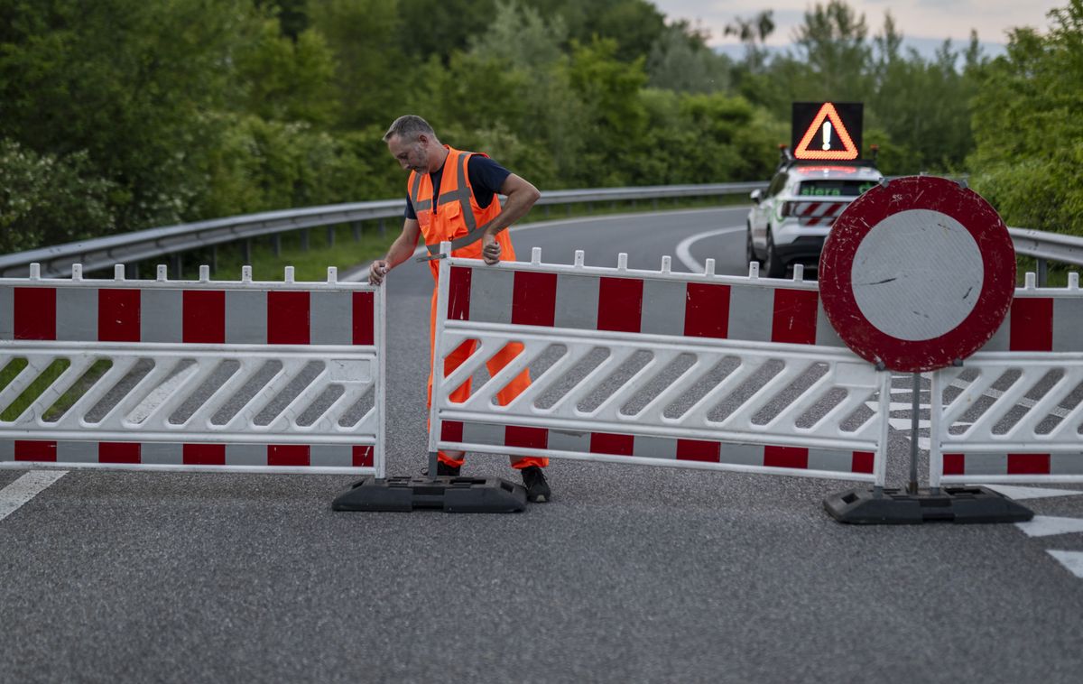 Nicolas Thierrin von siera, dem interkantonalen Unterhaltsdienst des Autobahnnetzes Genf, Waadt, Freiburg, Verantwortlicher des Autobahnabschnitts bei Payerne, schliesst die Autobahneinfahrt Payerne in Richtung Murten, am Dienstag, 4. Juni 2024 in Payerne. Die Luftwaffe der Schweizer Armee wird am Mittwoch, 5. Juni Starts und Landungen mit Kampfflugzeugen des Typs F/A-18 auf dem Abschnitt der Autobahn A1 zwischen Avenches und Payerne durchfuehren. Der Autobahnabschnitt wird bis Donnerstag 9Uhr gesperrt bleiben. (KEYSTONE/Alessandro della Valle)