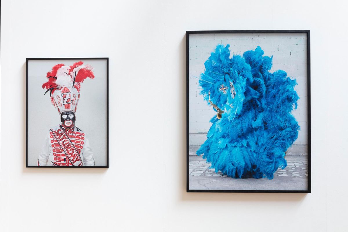 Comme une farandole, l’exposition photo de Charles Fréger au Musée des beaux-arts du Locle ne cesse de rebondir d’une parure à une autre, d’un continent à un autre.