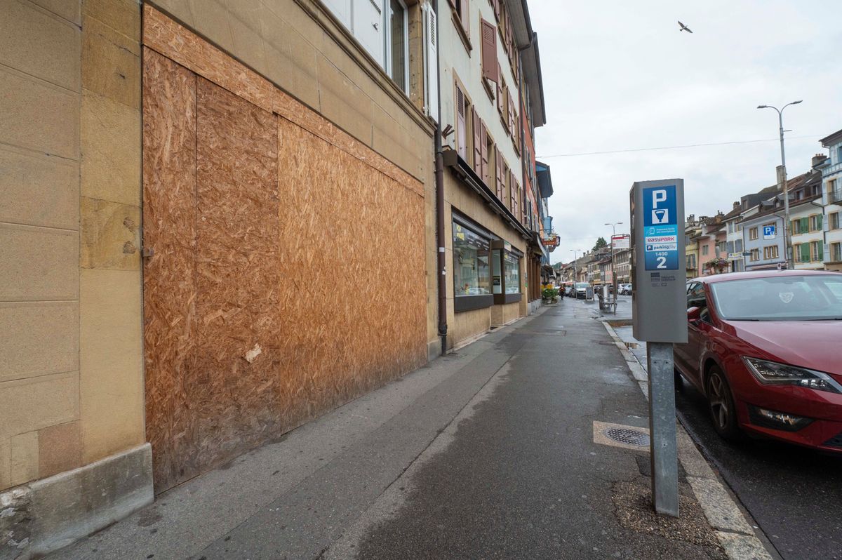 Vitrines fermées dans la rue de la Plaine à Yverdon-les-Bains, avec plusieurs commerces ayant fermé leurs portes. 24 septembre 2024.