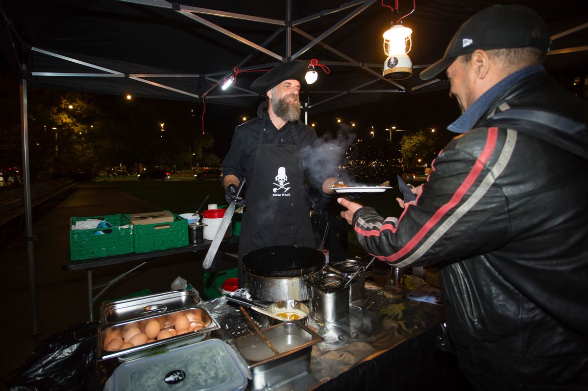 Place du Cirque : l'Association Maraude Genève tient un stand de crèpes gratuites.