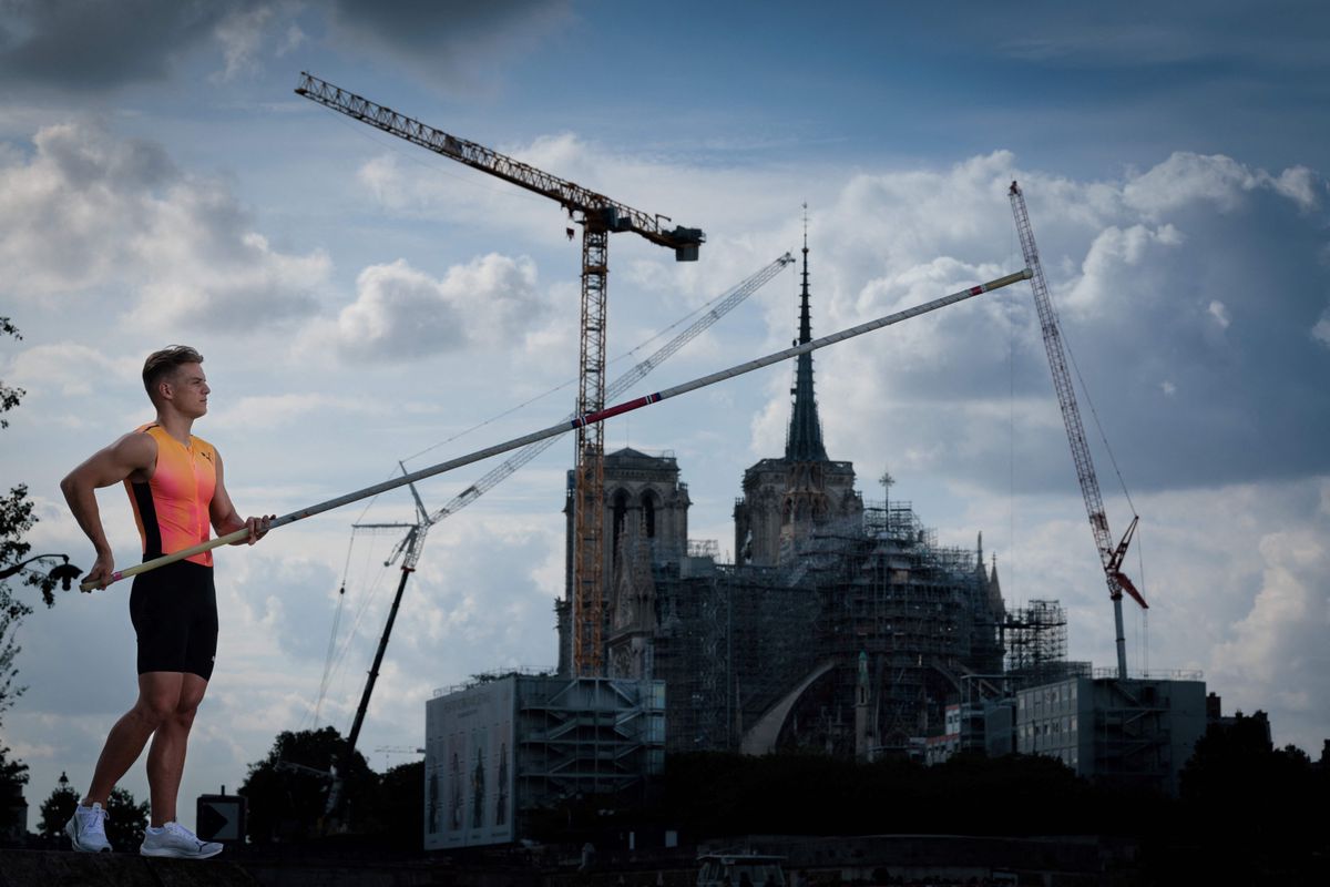 High jump and fall in front of Notre Dame: Pole vaulter Thibaut Collet balances in front of the construction site of the cathedral, which was severely damaged in a fire in 2019.