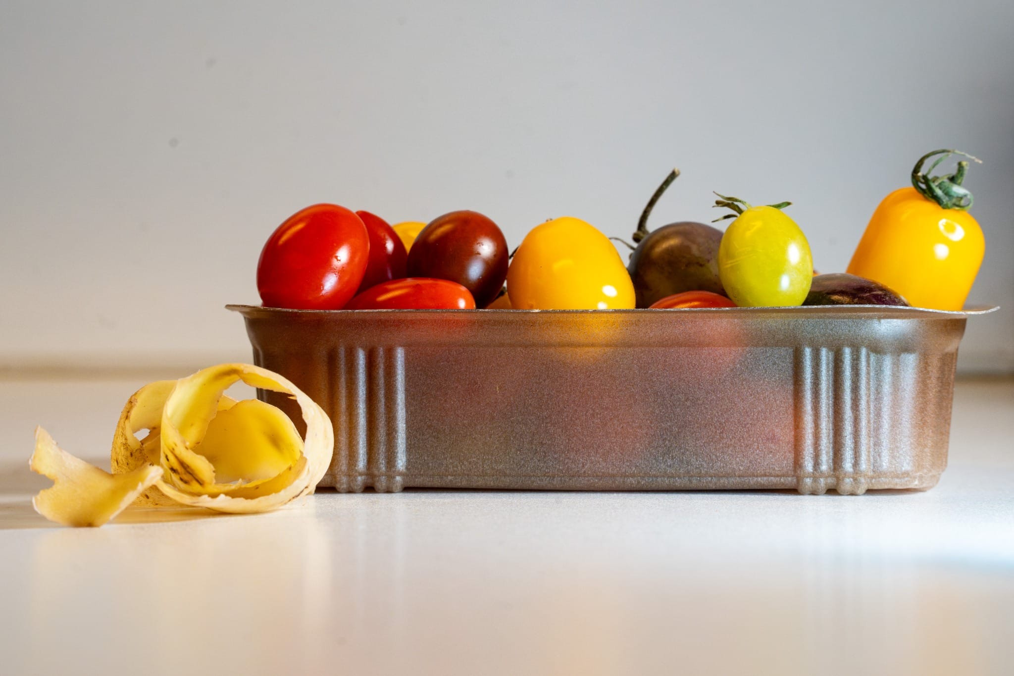 Wir sind Zukunft: Verpacken Migros und Coop Gemüse bald in Kartoffelschalen?