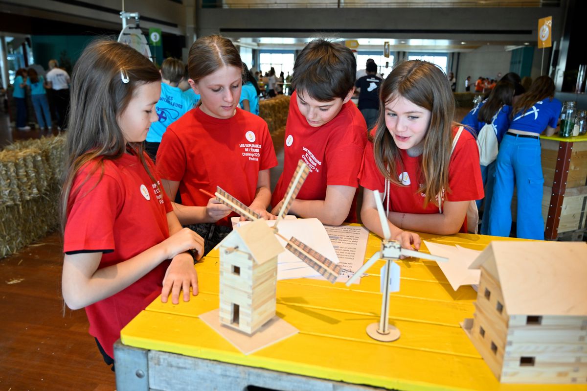 26    MARS 2024    Yverdon  salle de la Marive Jeunesse Finale du Challenge des Explorateurs de l'Énergie  , les 10 classes romandes finalistes se défieront sur le grand rallye des énergies. Pour cette 19e édition, il y a eu un record de 220 classes participantes, soit plus de 4230 élèves.    de g à droirte    Elowynn, Alexane, Cyril  et Charlotte     d'Isérables Valais    Photo:  Patrick Martin / 24Heures   