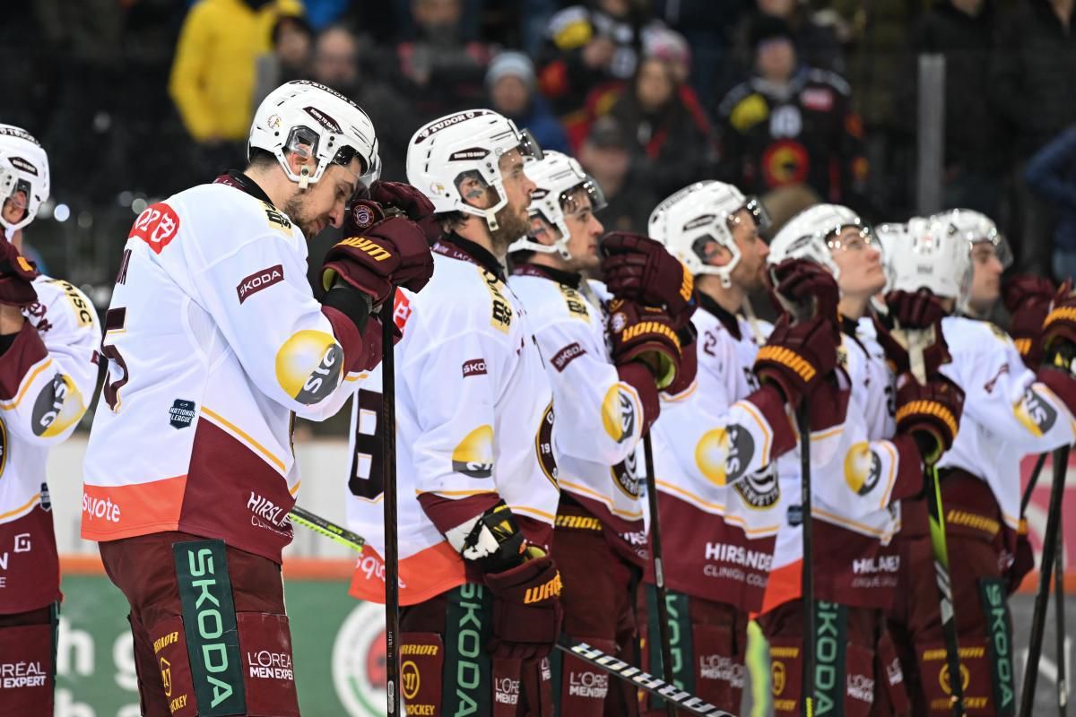 Joueurs de Genève-Servette HC alignés après un match de hockey contre SC Bern, portant des uniformes blancs et bordeaux. Photo prise à Berne le 1ᵉʳ mars 2025.
