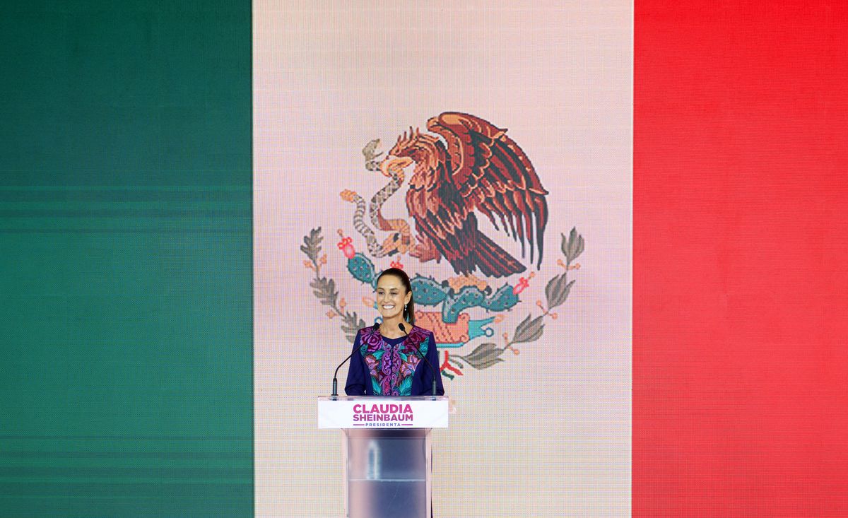 Claudia Sheinbaum célèbre les résultats de l'élection générale à Mexico, devant un podium avec le drapeau mexicain en arrière-plan, le 3 juin 2024.