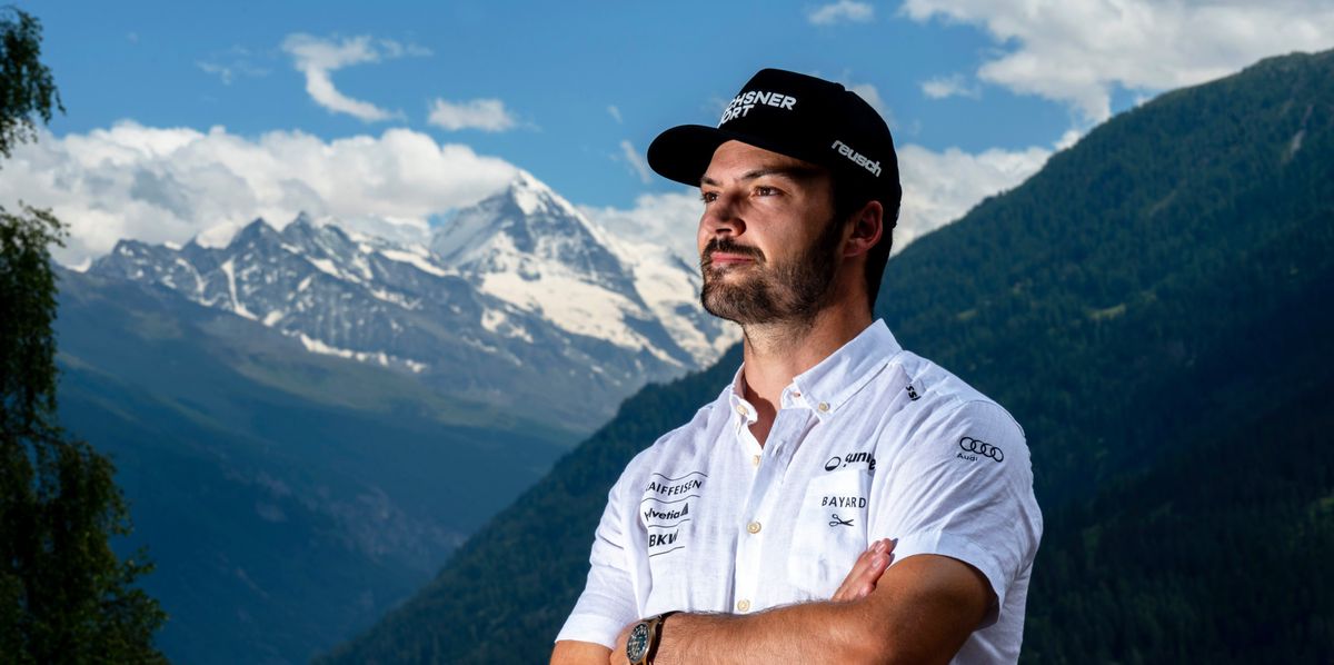 Le skieur Loïc Meillard pose devant un paysage de montagnes enneigées à Hérémence, Valais.