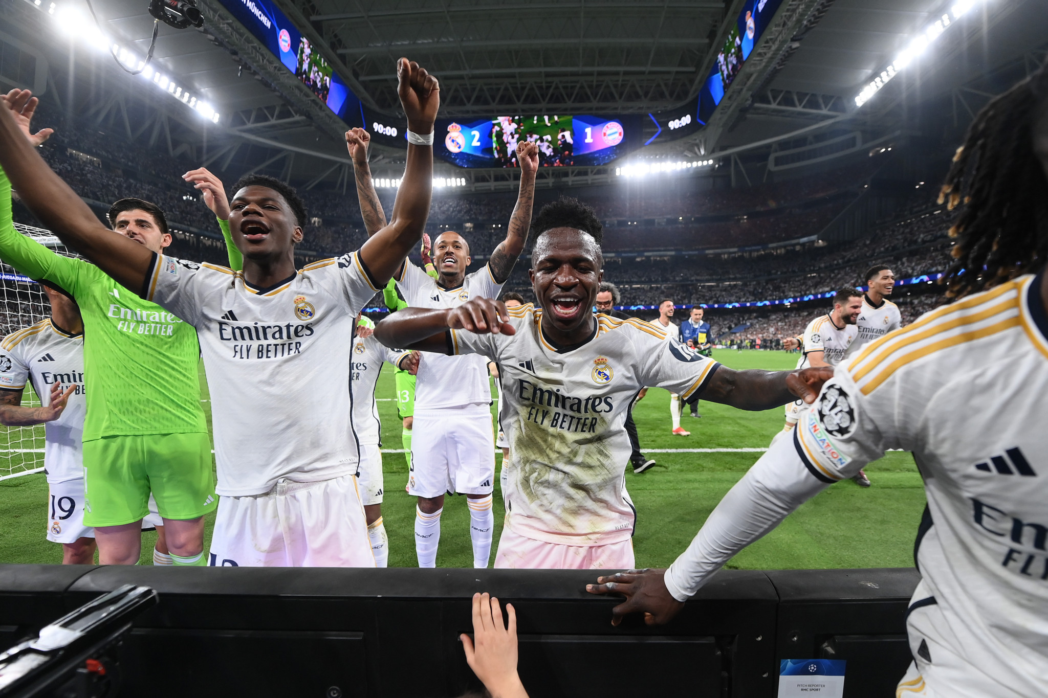 MADRID, SPAIN - MAY 08: Vinicius Jr. of Real Madrid CF celebrateS at the end of the UEFA Champions League semi-final second leg match between Real Madrid and FC Bayern München at Estadio Santiago Bernabeu on May 08, 2024 in Madrid, Spain. (Photo by David Ramos/Getty Images)