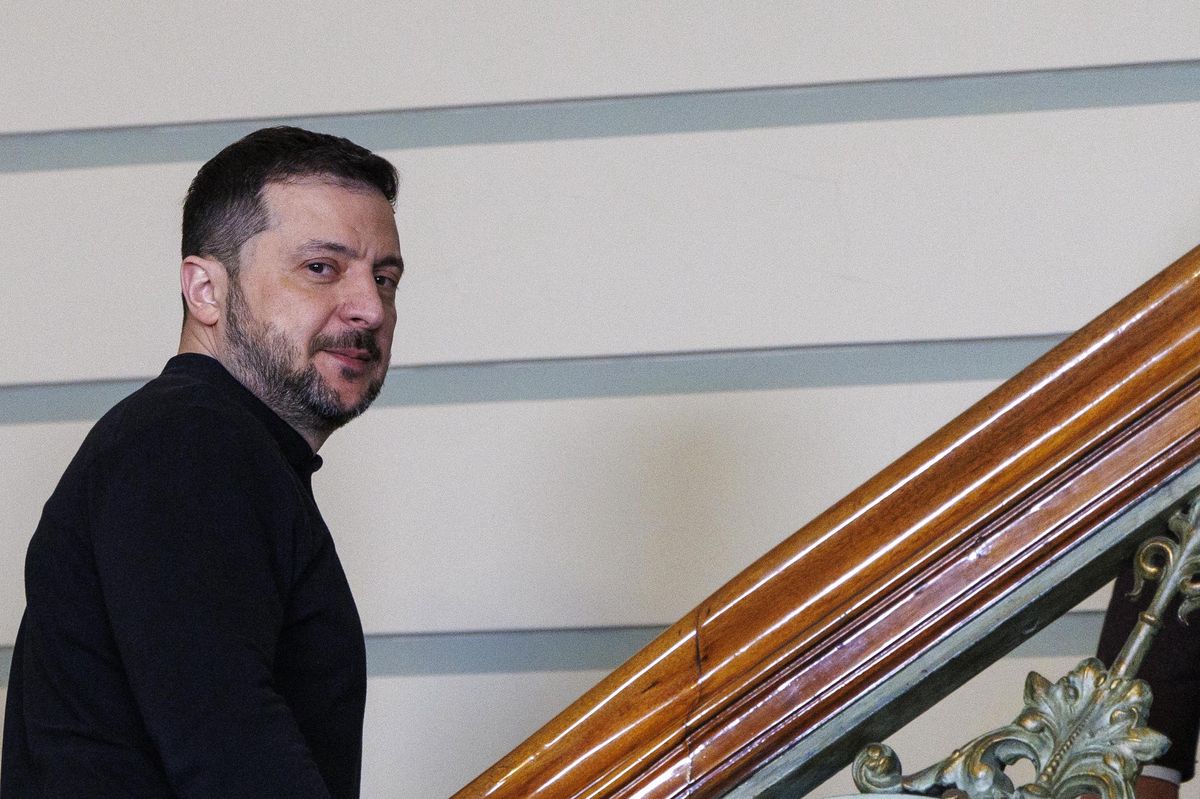 Le président ukrainien Volodymyr Zelensky monte les escaliers pour une réunion en marge du Conseil européen spécial à Bruxelles, le 6 mars 2025.