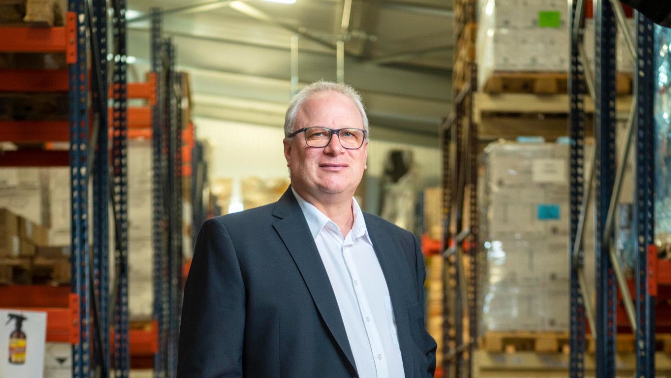 YVONAND 26 SEPTEMBRE 2023. Sébastien Schmid  président de l’ association Solidarité Broye-Ukraine, fondée au déclenchement de la guerre et qui accompagne 320 réfugiés. Il est accessoirement patron de Imbiex SA à Yvonand, qui fait de l'import de cosmétiques. ©  (24 HEURES /Jean-Paul Guinnard)