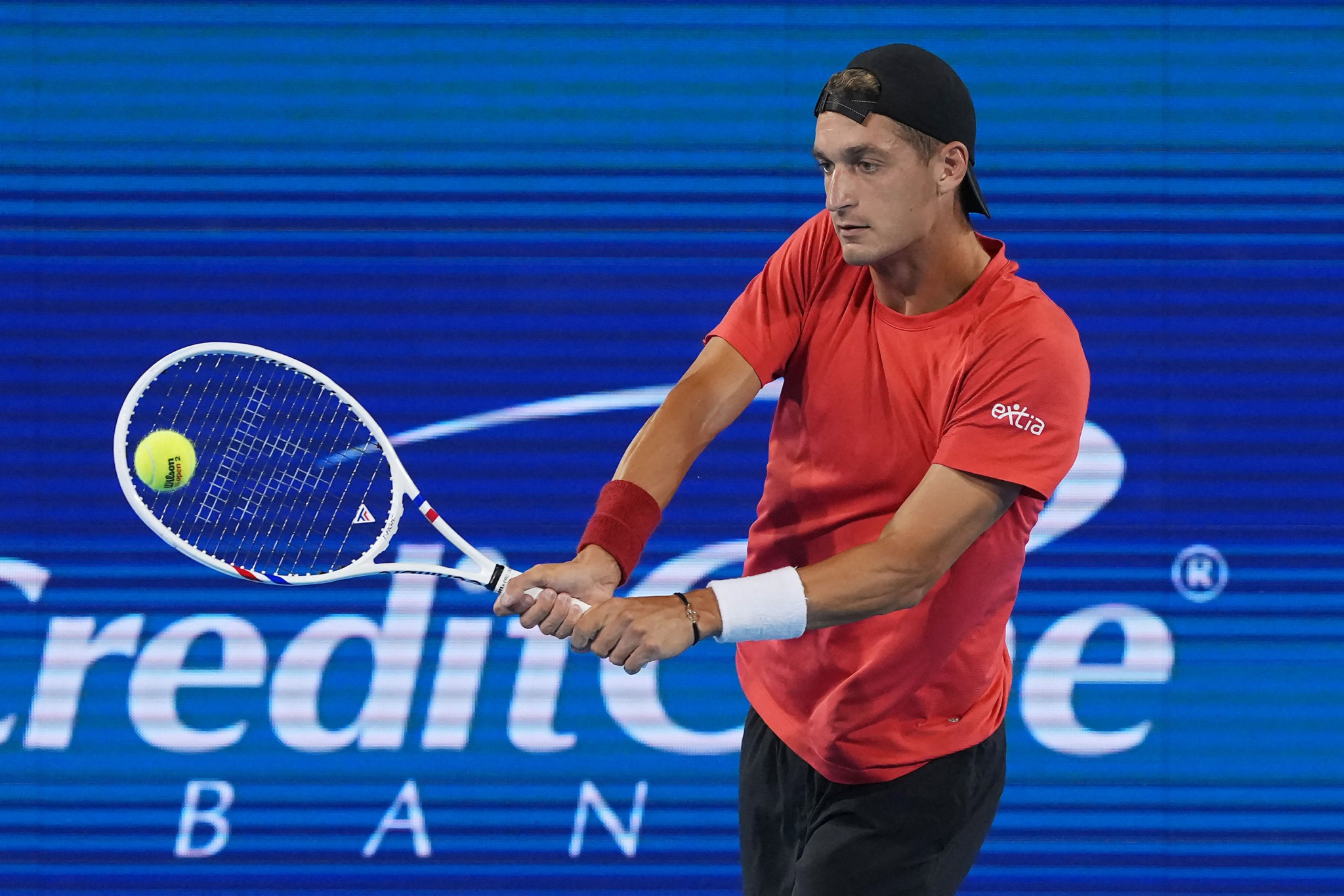 Térence Atmane spielt einen Rückhand-Schlag während eines Matches beim Cincinnati Open 2025.