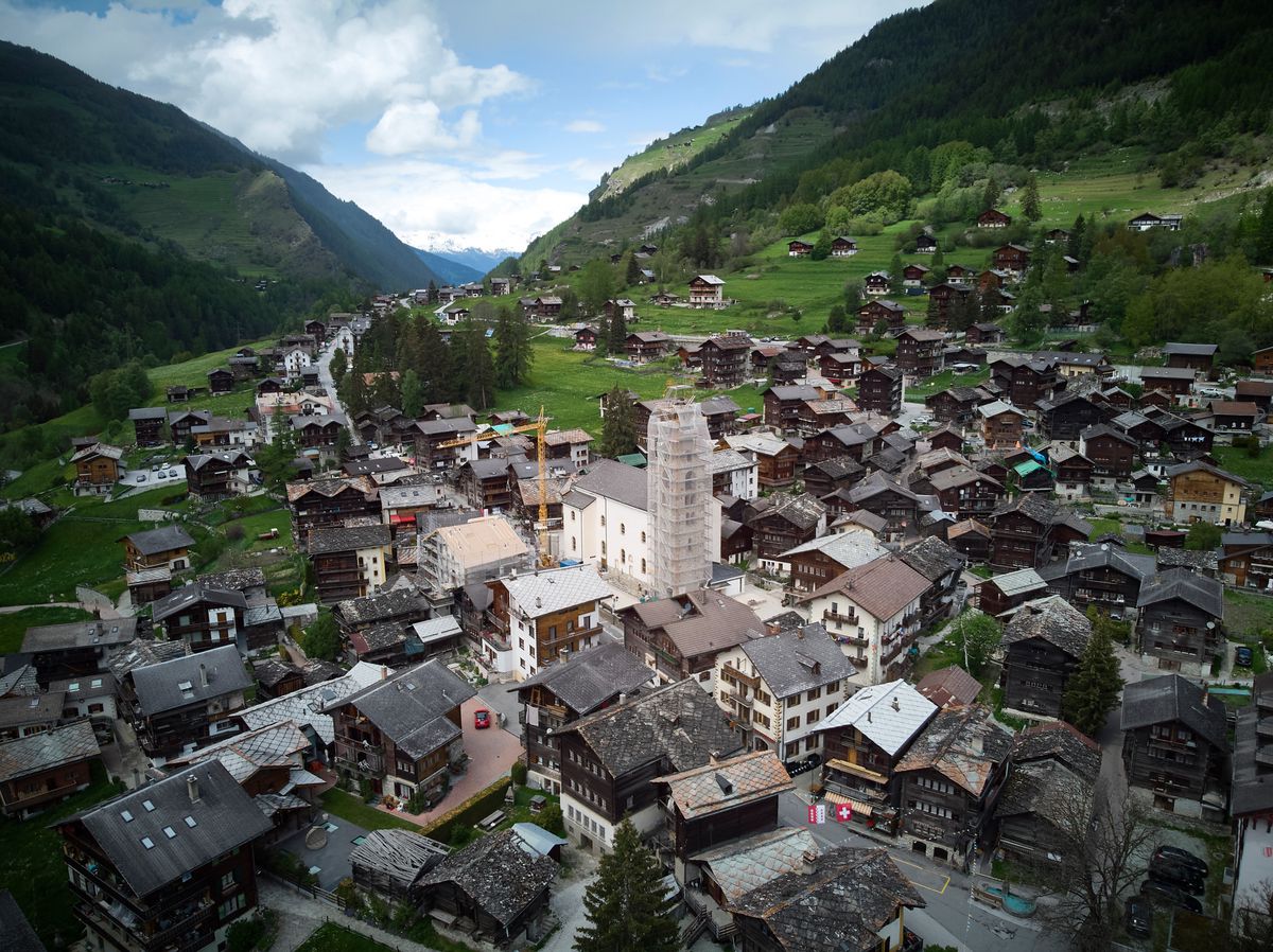 Evolène, le 22 mai 2024. Plusieurs maisons du centre du village ont été rachetée par un milliardaire amoureux du lieu. Il restaure élégamment ces anciens chalet et les propose en location touristique.  Photo Yvain Genevay / Le Matin Dimanche