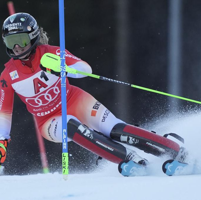 Camille Rast de Suisse descend le parcours lors d’une course de slalom de la Coupe du monde féminine à Semmering, Autriche.