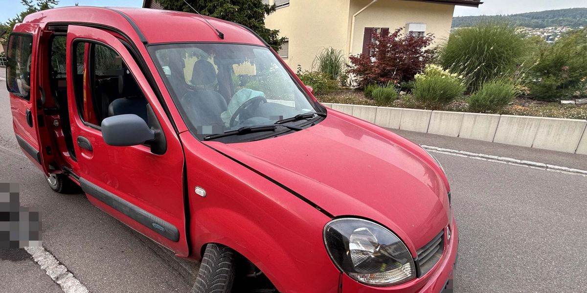 Selbstunfall-in-Brugg-72-J-hrige-schl-ft-am-Steuer-ein-und-prallt-gegen-eine-Mauer