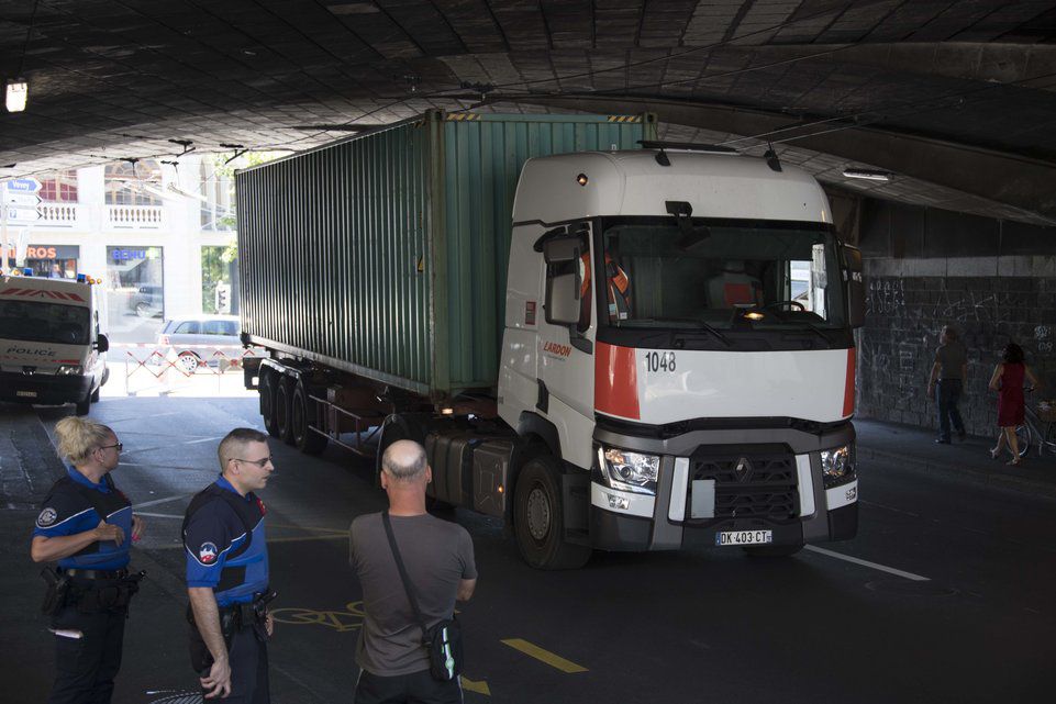 Un camion français trop haut a arraché les lignes électriques de bus TL sous le tunnel de Closelet  au dessus duquel passe les lignes CFF.