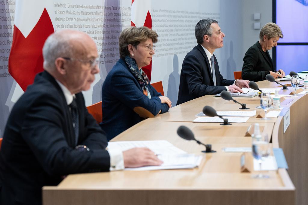 Les conseillers fédéraux Ueli Maurer, Viola Amherd, Ignazio Cassis et Karin Keller Sutter devant les médias lundi à Berne.