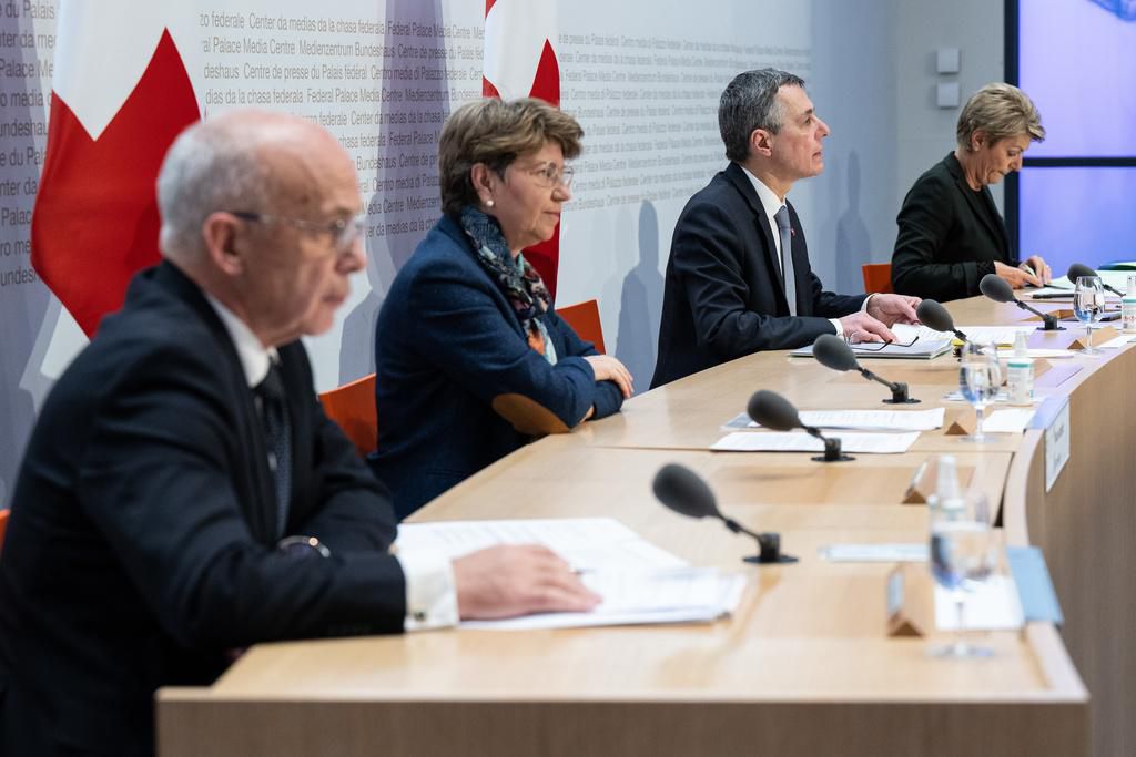Les conseillers fédéraux Ueli Maurer, Viola Amherd, Ignazio Cassis et Karin Keller Sutter devant les médias lundi à Berne.