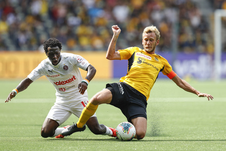 Mehr Teams gleich mehr Kampf (wie hier YBs Fabian Lustenberger (r.) gegen Koro Kone von Servette): Die von der Liga angedachte Aufstockung der Super League hätte entsprechende Auswirkungen.