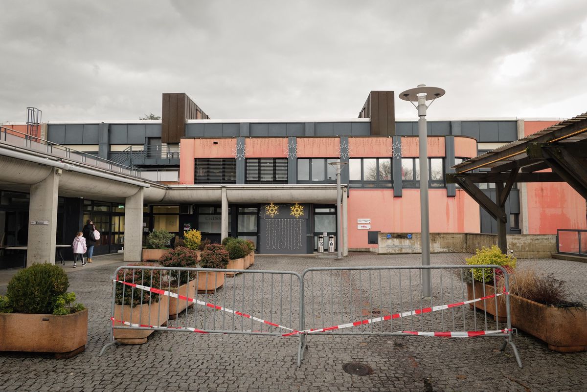 Le centre sportif de Sous-Moulin à Genève en janvier 2025, avec des barrières et rubans de sécurité devant l’entrée, suite au drame de septembre 2024.