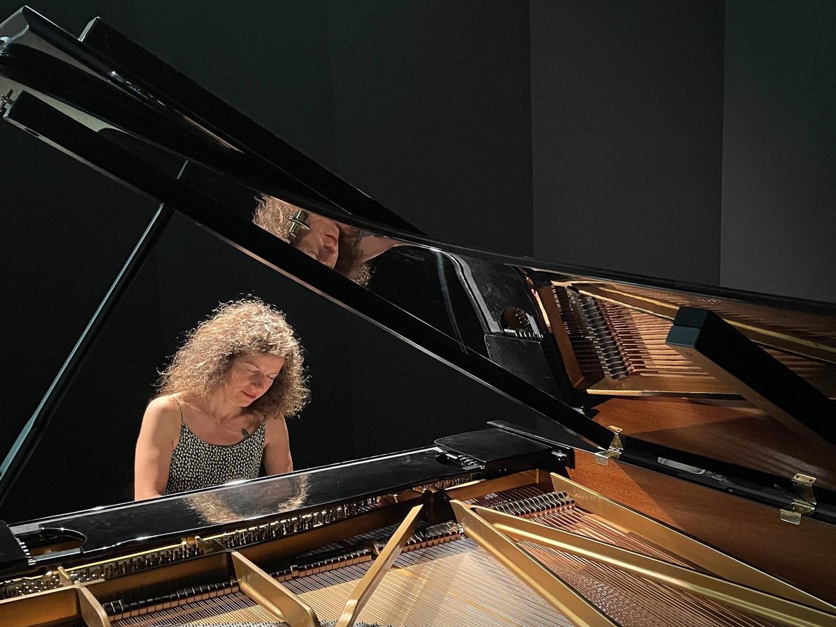 Sylviane Deferne vit dans le Nord-Vaudois et enseigne à la Haute École de Musique de Genève.