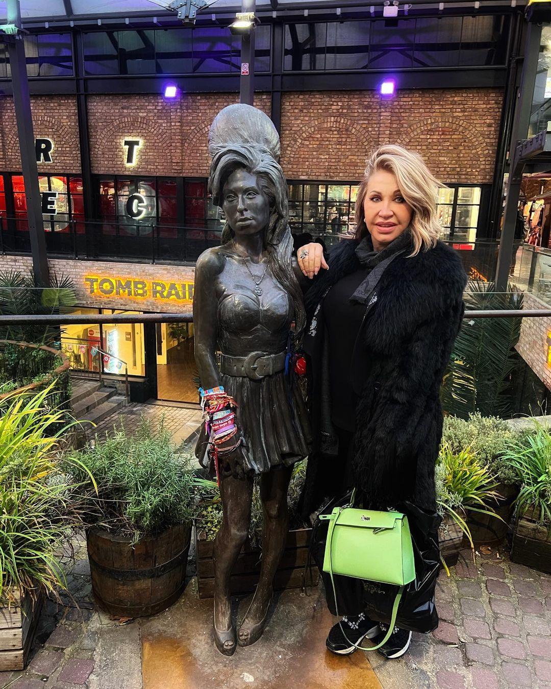 TV-Millionärin: Carmen Geiss trägt Fellmantel aus 20 Kaninchen - L ...