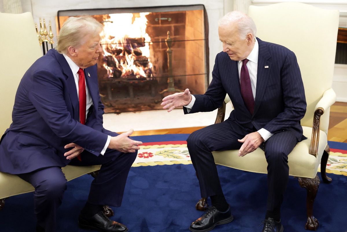 Le président américain Joe Biden serre la main du président élu Donald Trump dans le bureau ovale de la Maison-Blanche, à Washington.