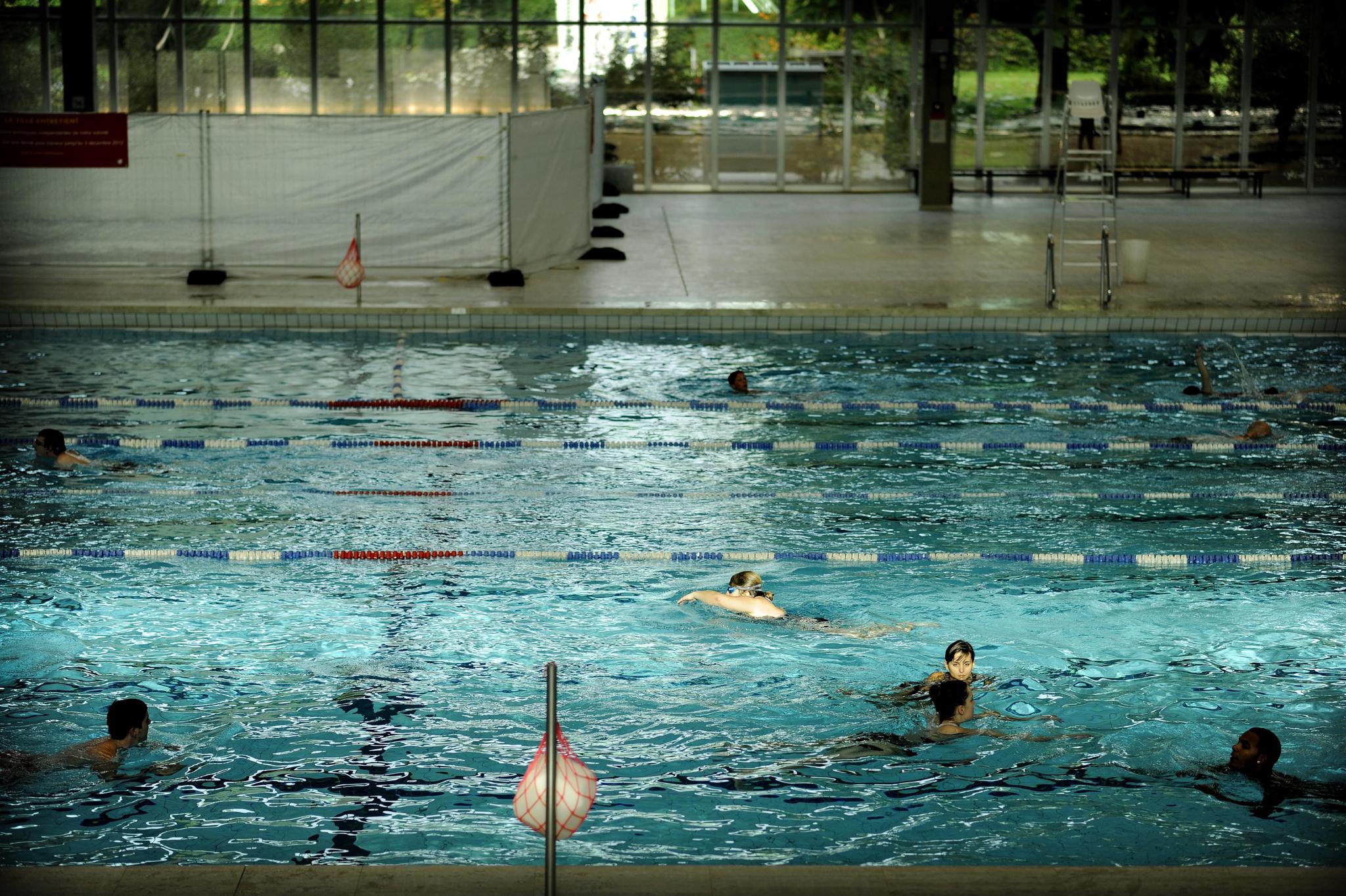 Quelques nageurs dans le grand bassin de la piscine des Vernets.