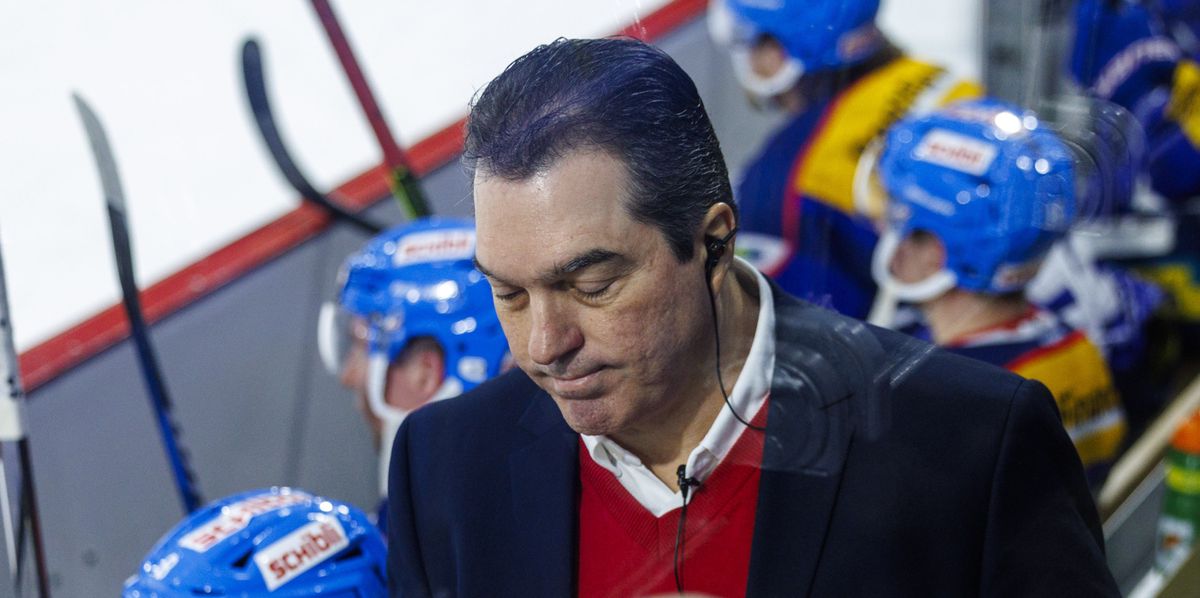 EHC Kloten Sportchef und Cheftrainer Larry Mitchell enttaeuscht auf dem Weg in die Garderobe nach der 0-4 Niederlage im Eishockey-Meisterschaftsspiel der National League zwischen den Teams EHC Kloten und EHC Biel-Bienne am Freitag, 5. Januar 2024, in Kloten. (KEYSTONE/Patrick B. Kraemer)