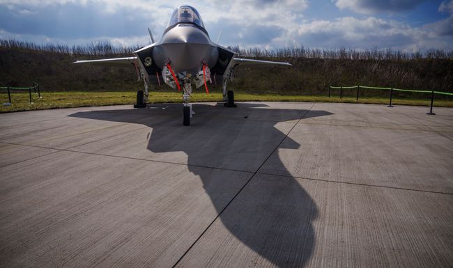 Les autorités de la base aérienne mènent des opérations de recherche autour de deux lacs situés au nord de Charleston.